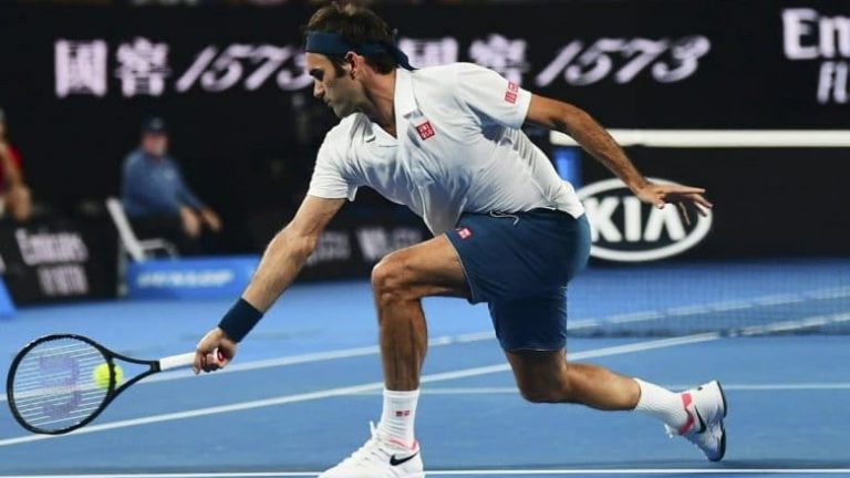 Luyện tập kỹ thuật đánh volley swinging volley down the line trong tennis