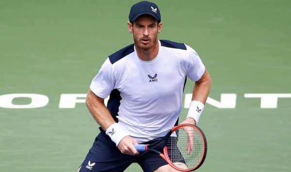 Luyện tập kỹ thuật đánh cú giao bóng đặt trong tennis