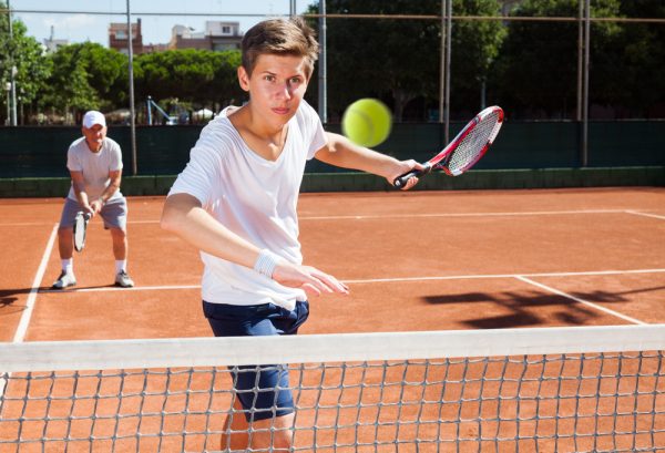 Luyện tập kỹ thuật đánh volley swinging volley down the line trong tennis