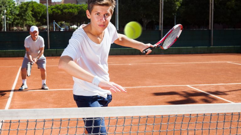 Luyện tập kỹ thuật đánh volley swinging volley down the line trong tennis