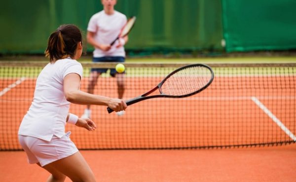 Bài tập rèn luyện khả năng đáp trả bóng bằng tay non (one-handed) topspin down the line trong tennis