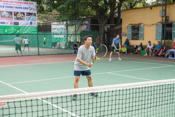 Luyện tập phối hợp chuyền bóng và chạy đến điểm đánh trong tennis