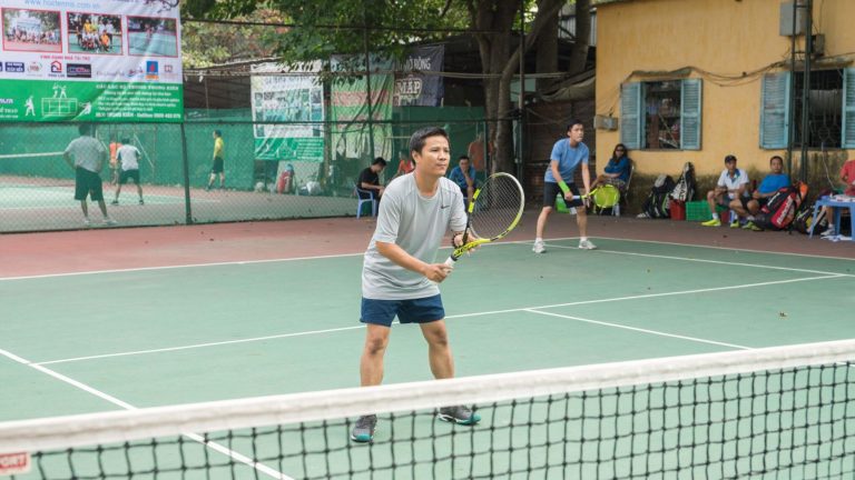 Luyện tập phối hợp chuyền bóng và chạy đến điểm đánh trong tennis