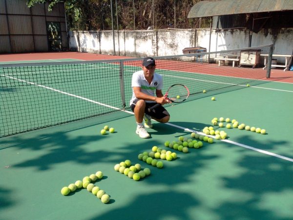 Luyện tập kỹ thuật đánh overhead smash trong tennis