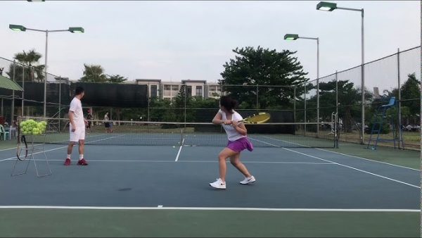 Bài tập tăng cường khả năng di chuyển ngang sân và đổi hướng nhanh
