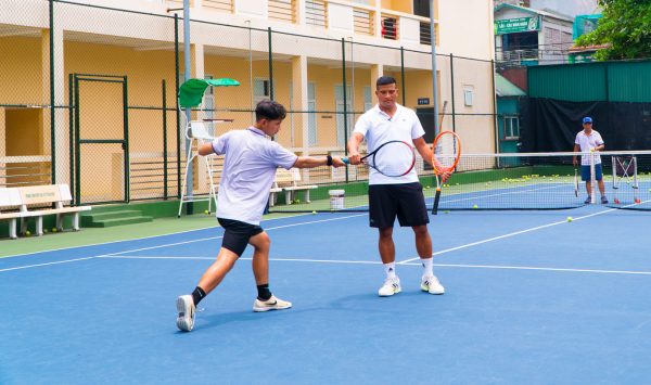 Luyện tập kỹ thuật đánh lob để kiểm soát khoảng cách trên sân