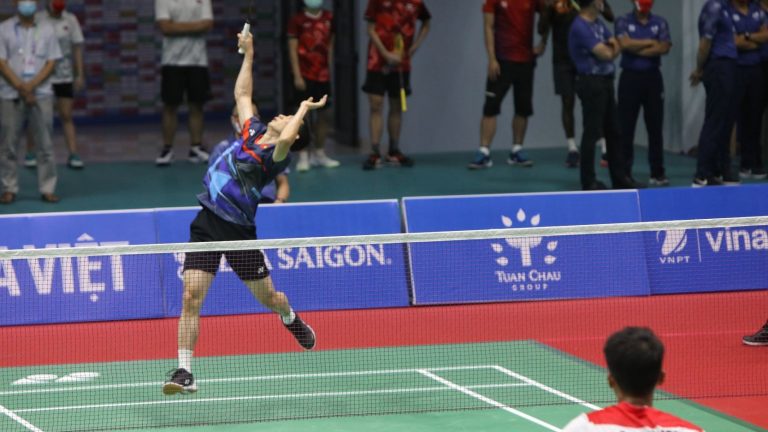Xưởng sản xuất vợt cầu lông với sự cam kết về sự phát triển và tiến bộ